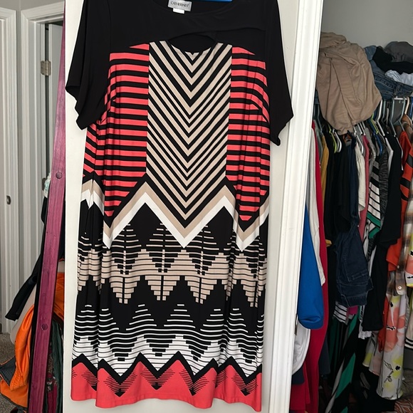 Geometric pattern with orange black gray and tan.small opening on the front. - Picture 1 of 3